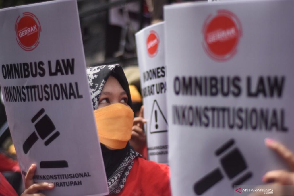Parlemen Bahas Dampak Omnibus Law bagi Masyarakat